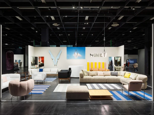 idd cologne Interior view of a modern living room presentation with furniture and decorative elements.