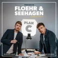 Die Kabarettisten Johannes Floehr und Maxim Seehagen stehen an einem Tisch mit einem Projektor.