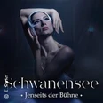 Balletttänzerin in dramatischer Pose, unterstreicht das Thema "Schwanensee - Jenseits der Bühne".