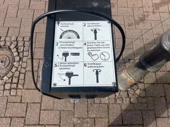 Fahrrad-Luftpumpe in der Celler Altstadt