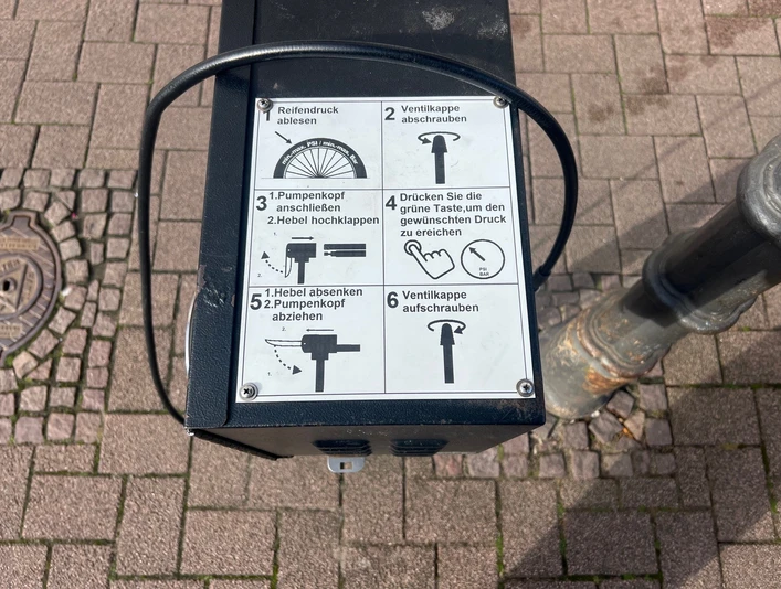 Fahrrad-Luftpumpe in der Celler Altstadt