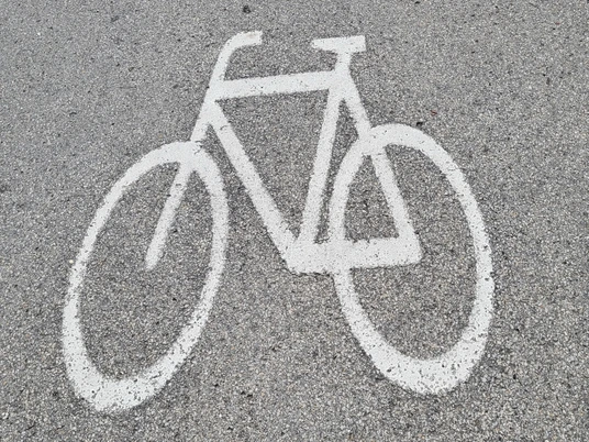 Aufgemaltes Fahrrad auf Asphalt