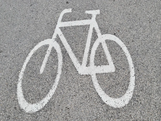 FahrradLogo.jpg Aufgemaltes Fahrrad auf Asphalt