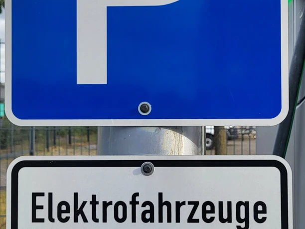 SchildLadevorgangElektrofahrzeug.jpg Parkschild mit Hinweis zum Elektrofahrzeug