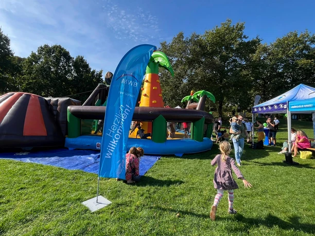 Weltkindertag, Mülheim an der Ruhr Kinder spielen auf einer Hüpfburg im MüGa-Park am Weltkindertag.