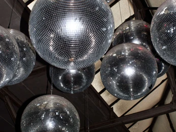Helios37 Blick auf mehrere Disco-Kugeln im industriellen Raum zu einer Veranstaltung.View of several disco balls in an industrial space for an event.