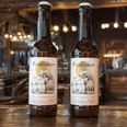 Beschwipster Nachtwächter (Hauptbild).jpg Zwei Flaschen Friedelnsbier stehen in einem rustikalen Wirtshaus mit stimmungsvoller Beleuchtung.
