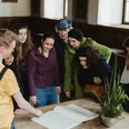 Rathaus- und Altstadt (Hauptbild).jpg Eine Gruppe interessierter Besucher studiert gemeinsam einen alten Stadtplan in einem historischen Gebäude.A group of interested visitors study an old city map together in a historic building.Een groep geïnteresseerde bezoekers bestudeert samen een oude stadsplattegrond in een historisch gebouw.
