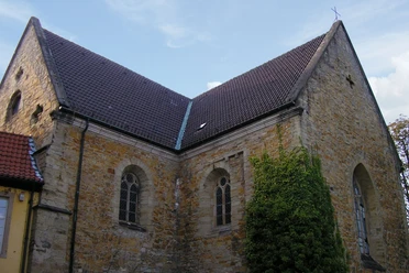 Gertrudenberg (Hauptbild).jpg Historische bakstenen kerkmuur, geflankeerd door ramen in gotische stijl, overwoekerd door klimop.