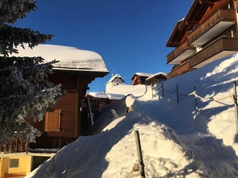 Blick von der Haustür auf die Kapelle