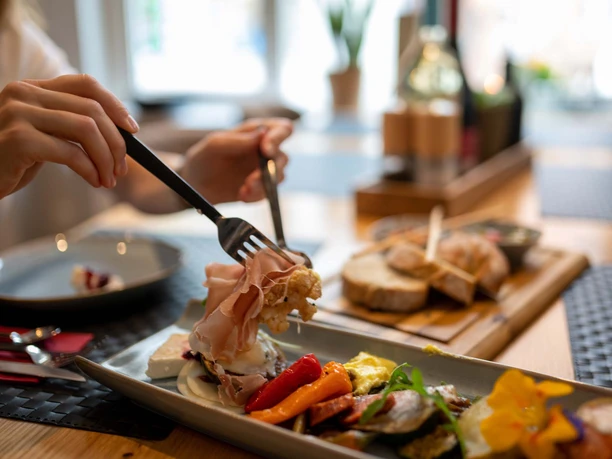 Eutin_Gastro_Stumpfes Eck_Speisen.jpg Speisen, Tapas, Antipasti auf einem Teller im Stumpfen Eck in Eutin