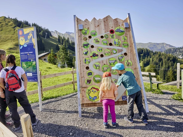 2024-08-28 Goldi Gwundernasenweg (6).jpg Kinder am Posten beim Goldi-Gwundernasenweg