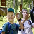 2024-08-28 Goldi Gwundernasenweg (26).jpg Ein Junge und ein Mädchen am Glockenspiel beim Goldi-Gwundernasenweg auf der Klewenalp-Stockhütte