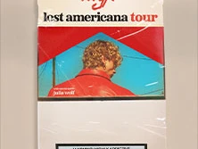 Das Bild zeigt ein Plakat zur "MGK Lost Americana Tour" mit einer Person in roter Jacke vor blauem Hintergrund.