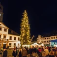 Weihnachtsmarkt Rochlitz - Weihnachten in der Region Leipzig Auf dem Weihnachtsmarkt in Rochlitz flanieren Menschen zwischen festlich erleuchtetem Tannenbaum und Ständen.