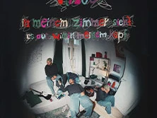 Fünf Personen in einem künstlerisch gestalteten Raum mit bunten Schriftzügen und moderner Dekoration.