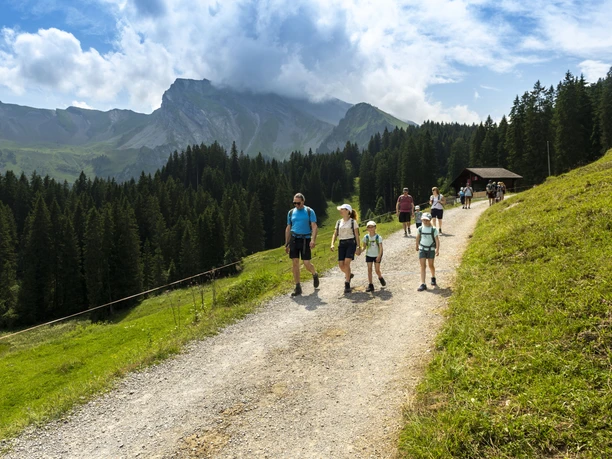 Goldi Gwundernasenweg Klewenalp_Stockhütte_ c VTRK (62).jpg Familie am wandern von der Klewenalp zur Stockhütte