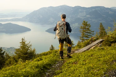 Wanderer auf dem Stollen.jpg Wanderer auf dem Stollen auf der Klewenalp