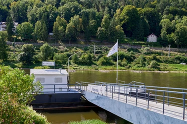 Dampfschiff-Anlegestelle Bad Schandau Dampfschiff-Anleger an der Elbe in Bad Schandau mit umliegender grüner Waldkulisse.
