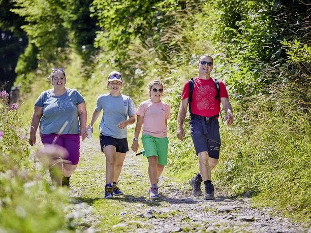 Eine Familie am Wandern auf der Klewenalp-Stockhütte.