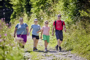 LU_Tourismus_Emmetten_BB_11.8.25_03.jpg Eine Familie am Wandern auf der Klewenalp-Stockhütte.