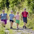 LU_Tourismus_Emmetten_BB_11.8.25_03.jpg Eine Familie am Wandern auf der Klewenalp-Stockhütte.