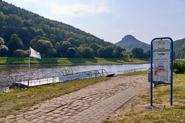 Dampfschiff-Anleger Prossen Dampfschiff-Anleger in Prossen an der Elbe mit Blick auf bewaldete Hügel im Hintergrund.