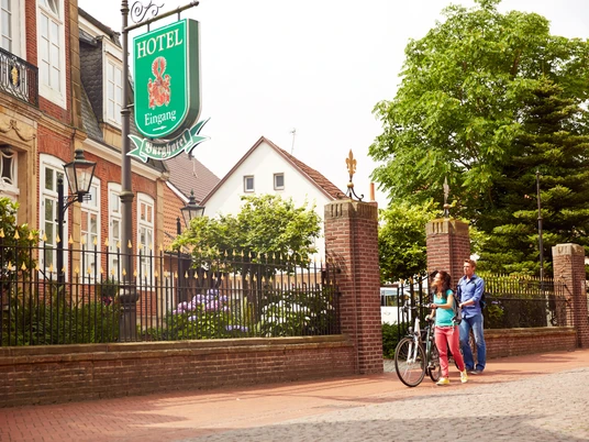 Radler vor Haus Russell vom Burghotel in Haselünne - Radfahren im Emsland ©Emsland Tourismus GmbH (2).jpg