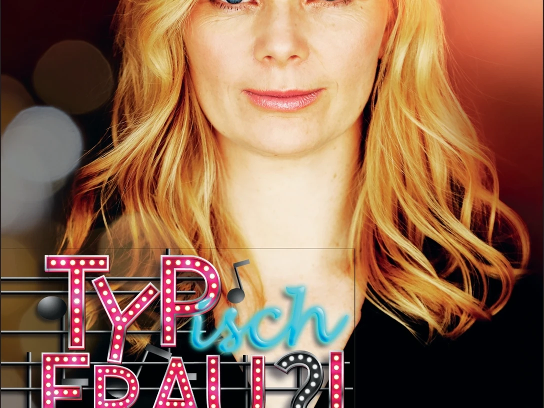 Comedy mit Musik Comedienne Sonja Gründemann blond mit Titel ihres Programms auf Bild