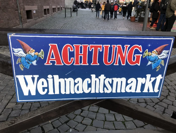 IMG_0578.JPG Warnschild für Weihnachtsmarkt mit zwei kleinen Engeln, die Hörner spielen.Warning sign for Christmas market with two little angels playing horns.