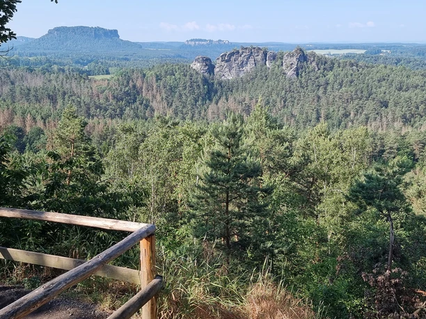 Ziegenruecken_zicht_op_de_Gamrig Een uitkijkpunt vanwaar je een bos, een rotsmassief en een tafelberg kunt zien.