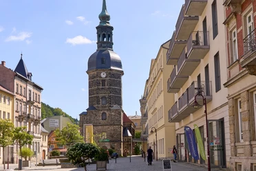 Kirche Bad Schandau am Marktplatz Straßenszene mit Personen, Kirchturm und historischen Gebäuden bei Sonnenschein am Marktplatz Bad Schandau.