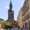Kirche Bad Schandau am Marktplatz Straßenszene mit Personen, Kirchturm und historischen Gebäuden bei Sonnenschein am Marktplatz Bad Schandau.