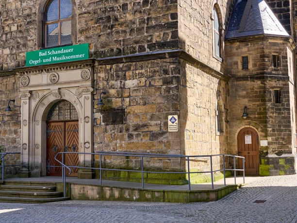 Ingang van de kerk met bord "Bad Schandauer Orgel- und Musiksommer".
