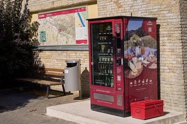 Verkoopautomaat met regionale producten voor een kaart en een bank.