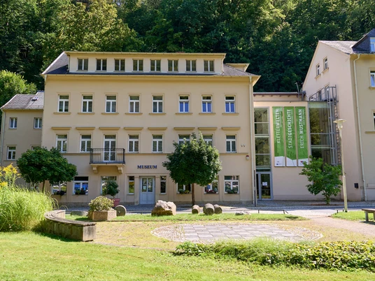 Museum Bad Schandau Gelbes Gebäude mit Schild "Museum" umgeben von grünen Bäumen und einem Park