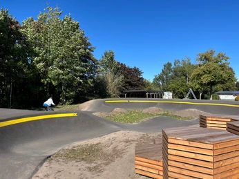 WavePark Pumptrack-Strecke Eine asphaltierte Rundstrecke für Mountainbike, BMX und Dirtbike