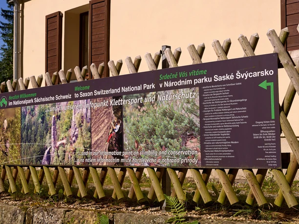 Schmilka Nationalpark Infostelle Informationswand am Zaun vor der Infostelle des Nationalpark Sächsische Schweiz mit Texten und Bildern zur Natur.