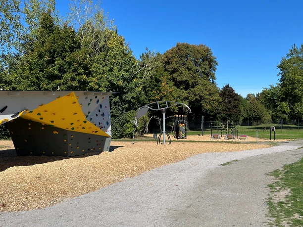 WavePark_Boulderblock Klettern fördert Kreativität, Kraft und Technik
