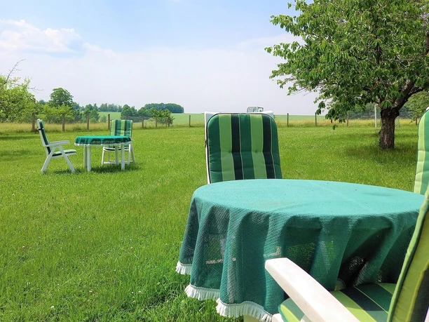 Sitzgelegenheiten in der weitläufigen Anlage