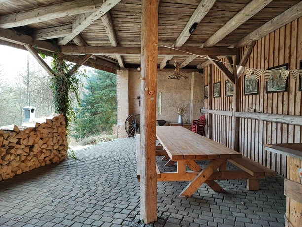 überdachter Außensitzplatz