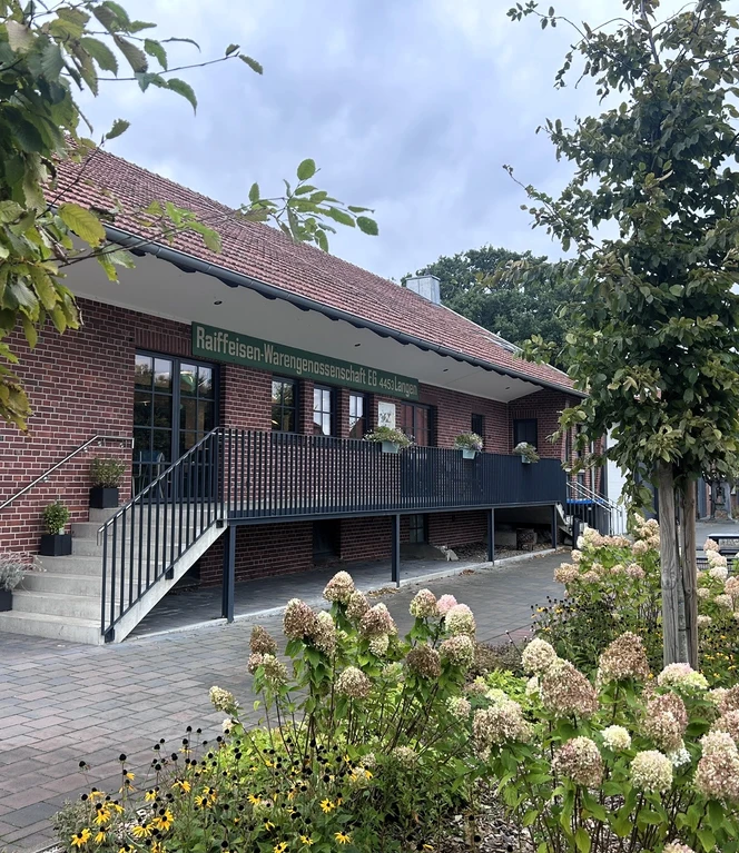 Das umgebaute Gebäude der ehemaligen Raiffeisen-Warengenossenschaft, das dem Dorfzentrum neues Leben einhaucht..JPEG