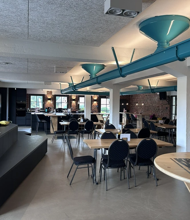 Das moderne Loft-Ambiente der Kreativwerkstatt mit den erhaltenen alten Trichtern der alten Futtermittelabfüllung..JPEG