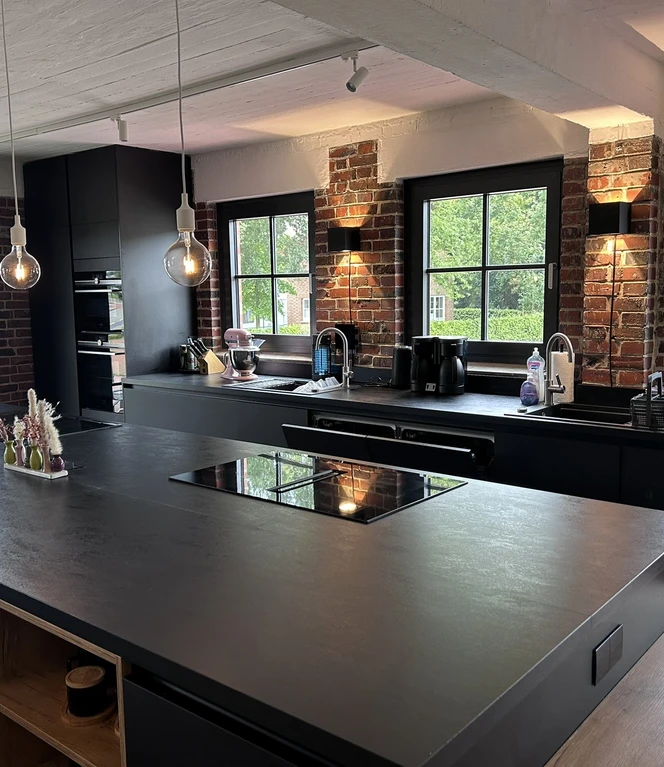 Die moderne Küche der Kreativwerkstatt für kulinarische Veranstaltungen und private Kochevents..JPEG