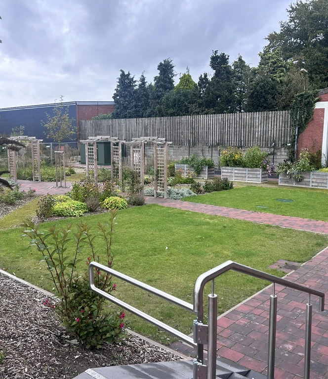 Der Kreativgarten hinter dem Gebäude mit Boule-Bahn..JPEG