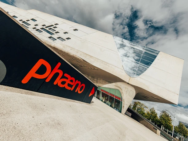 Blick auf das phaeno in Richtung Eingangsbereich Man blickt auf das phaeno in Richtung Eingangsbereich.