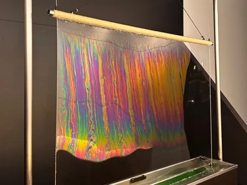 Die Riesenseifenfilmwand im OPTICKS Bereich des phaeno Man sieht eine Riesenseifenfilmwand im OPTICKS Bereich des phaeno.