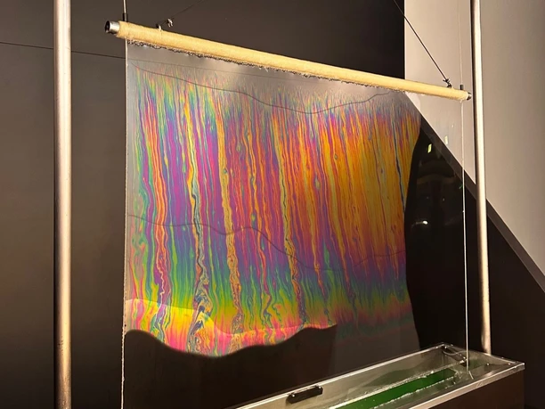 Die Riesenseifenfilmwand im OPTICKS Bereich des phaeno Man sieht eine Riesenseifenfilmwand im OPTICKS Bereich des phaeno.