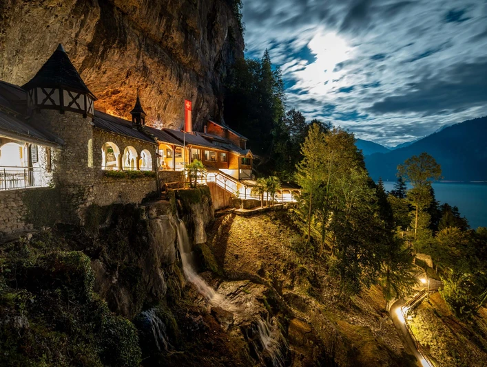 st-beatus-hoehlen-beleuchtet-abendstimmung.jpg