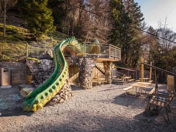 st-beatus-hoehlen-spielplatz.jpg